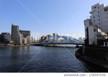 從豐見橋上看到的隅田川和永泰橋（東京中央區） 138507250