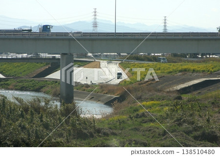 2022年4月1日，神明橋以東的小山川左岸堤防鋪設工程正在進行中。隨著春季的到來，工程似乎已於3月下旬完工。 138510480