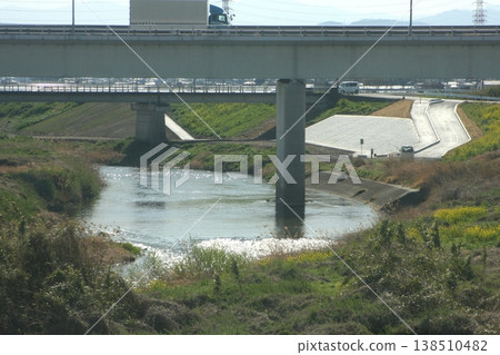 車牌在柔和的陽光下閃閃發光(2022年4月1日)。神明橋東側堤岸,小山川左岸正在進行鋪路工程。 車牌在柔和的陽光下閃閃發光(2022年4月1日)。神明橋東側堤岸,小山川左岸正在進行鋪路工程。 138510482