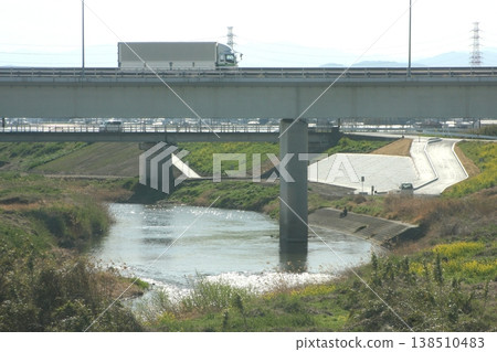 堤岸鋪路工程，小山川左岸（2022 年 4 月 1 日），埼玉縣深谷市，神明橋東側，河岸沐浴在柔和的春日陽光中。 138510483