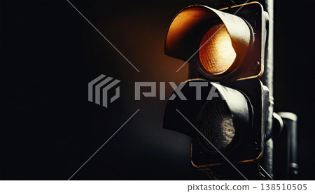 橘色交通號誌的特寫 / 交通影像象徵謹慎和警告。 橘色交通號誌的特寫 / 交通影像象徵謹慎和警告。 138510505