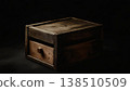 黑暗中漂浮的木製抽屜盒 / 復古風格收納圖片素材 138510509
