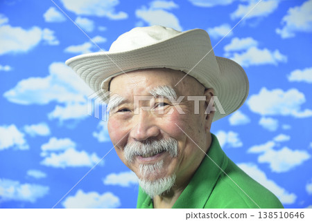 一位留著鬍子的老人的微笑 138510646