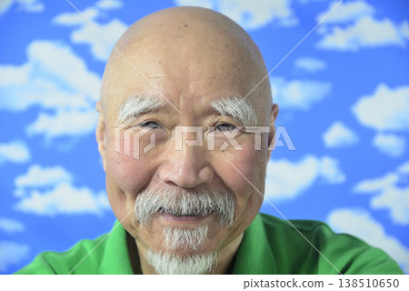 一位留著鬍子的老人的微笑 一位留著鬍子的老人的微笑 138510650