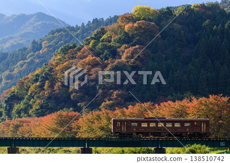 秋葉在晨曦中閃耀著鮮紅的光芒,若狹鐵道的復古柴油動車組(第二部) 秋葉在晨曦中閃耀著鮮紅的光芒,若狹鐵道的復古柴油動車組(第二部) 138510742