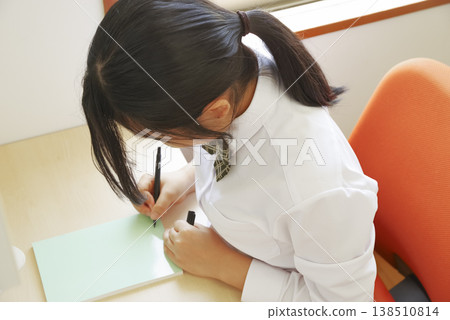 一位認真學習的高中女生。 一位認真學習的高中女生。 138510814