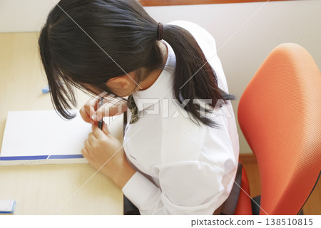 一位認真學習的高中女生。 一位認真學習的高中女生。 138510815