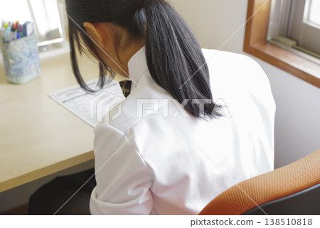 一位認真學習的高中女生。 一位認真學習的高中女生。 138510818