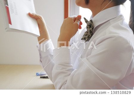 一位認真學習的高中女生。 138510829