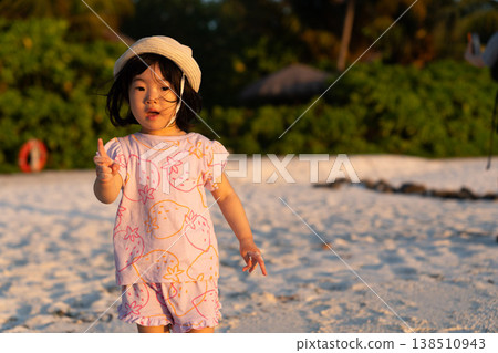 日出時分，日本幼兒在馬爾地夫一家飯店的沙灘上玩耍。 138510943