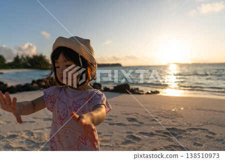 日出時分，日本幼兒在馬爾地夫一家飯店的沙灘上玩耍。 138510973
