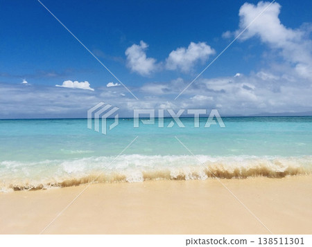 清澈湛藍的海水和水邊潔白的沙灘。 清澈湛藍的海水和水邊潔白的沙灘。 138511301