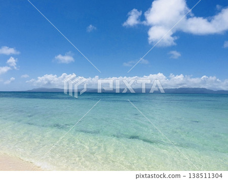 清澈湛藍的南方海域和島嶼的輪廓。 清澈湛藍的南方海域和島嶼的輪廓。 138511304