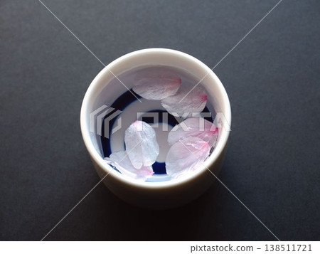 清酒杯和櫻花花瓣的特寫 清酒杯和櫻花花瓣的特寫 138511721