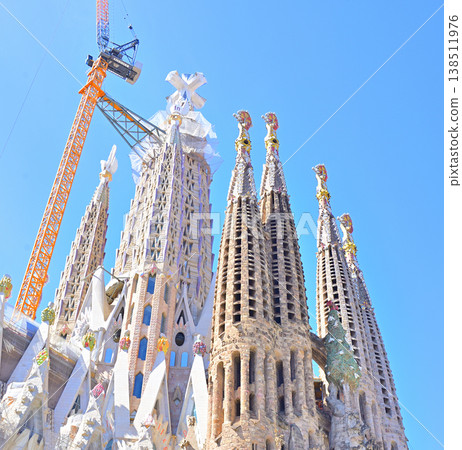 聖家堂主塔上的十字架終於安裝完畢。 138511976