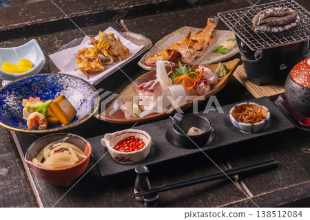 用新鮮的日本食材烹製的精美菜餚 用新鮮的日本食材烹製的精美菜餚 138512084