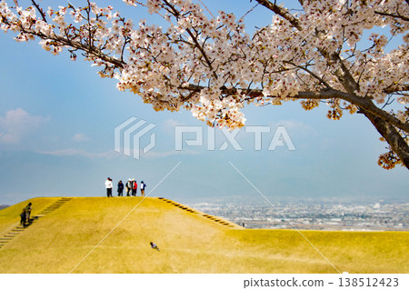 A view of the townscape in the basin, seen over a keyhole-shaped burial mound, at Yatsushiro Furusato Park. A view of the townscape in the basin, seen over a keyhole-shaped burial mound, at Yatsushiro Furusato Park. 138512423