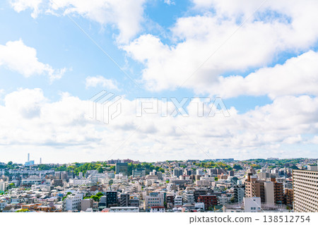 [Kanagawa Prefecture] A residential area in spring under a clear blue sky 138512754