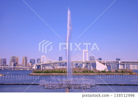 東京台場海濱公園的噴泉表演「水之交響曲」。 138512996