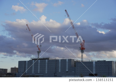 建築工地上的起重機和正在興建中的新教學大樓:田野守小學和國中 建築工地上的起重機和正在興建中的新教學大樓:田野守小學和國中 138513151