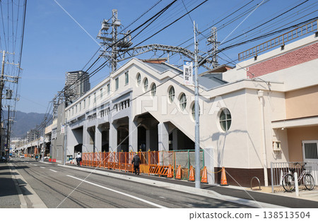 阪神本線的住吉站是一座高架車站。 阪神本線的住吉站是一座高架車站。 138513504