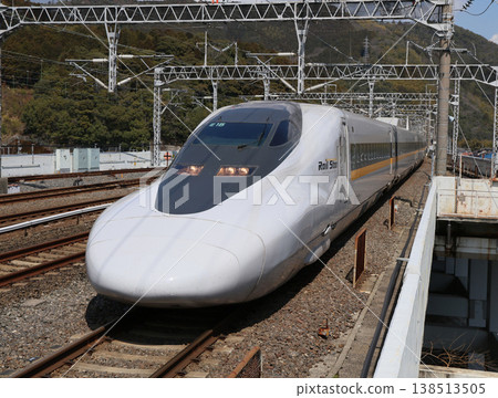 一列 700 系列 Kodama 列車抵達山陽新幹線新岩國站。 138513505