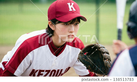 女子壘球比賽的場景。 138513783