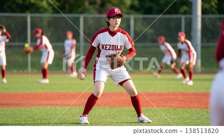 女子壘球比賽的場景。 138513820