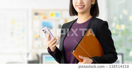 微笑的女人/女商人拿著智慧型手機 微笑的女人/女商人拿著智慧型手機 138514318