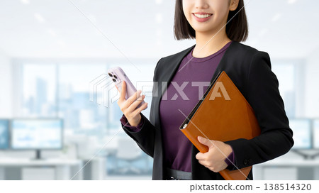 微笑的女人/女商人拿著智慧型手機 138514320