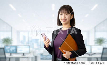 微笑的女人/女商人拿著智慧型手機 138514321