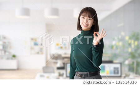 女人/女商人做出 OK 姿勢 女人/女商人做出 OK 姿勢 138514330