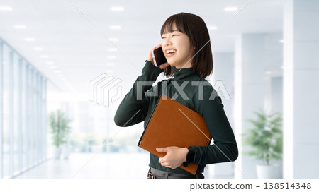 Smiling woman/businesswoman talking on smartphone 138514348