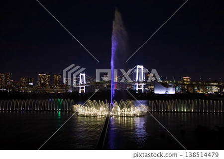 東京台場海濱公園的噴泉表演「水之交響曲」。 138514479
