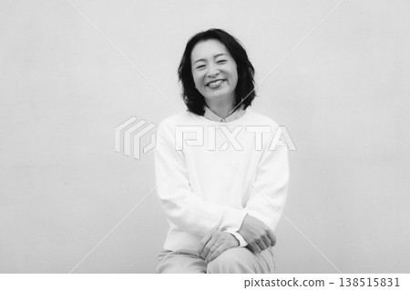 一張黑白肖像照,照片中的是我童年故居裡笑容燦爛的母親。 一張黑白肖像照,照片中的是我童年故居裡笑容燦爛的母親。 138515831