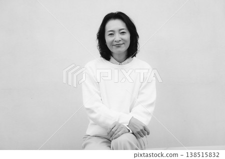 一張黑白肖像照,照片中的是我童年故居裡笑容燦爛的母親。 一張黑白肖像照,照片中的是我童年故居裡笑容燦爛的母親。 138515832