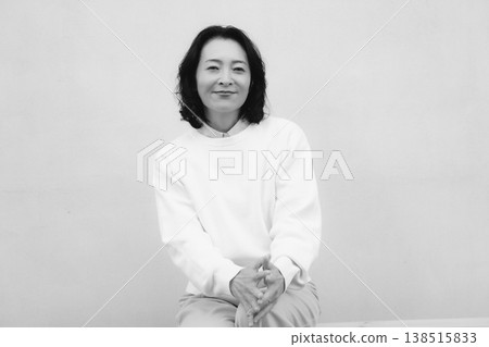 一張黑白肖像照,照片中的是我童年故居裡笑容燦爛的母親。 一張黑白肖像照,照片中的是我童年故居裡笑容燦爛的母親。 138515833