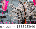 目黑川櫻花節的粉紅色燈籠和櫻花特寫：東京春季旅遊活動的細節。 138515940