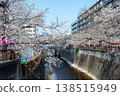 櫻花盛開，目黑川蜿蜒流淌，構成一幅對稱的畫面；燈籠點綴，春意盎然的城市景象；中目黑，熱門旅遊景點。 138515949
