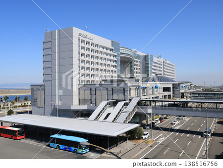 關西機場航空廣場和鉸接式巴士 關西機場航空廣場和鉸接式巴士 138516756