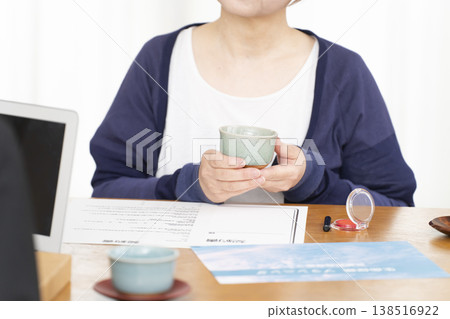老婦人在簽署人壽保險合約時的手。 老婦人在簽署人壽保險合約時的手。 138516922