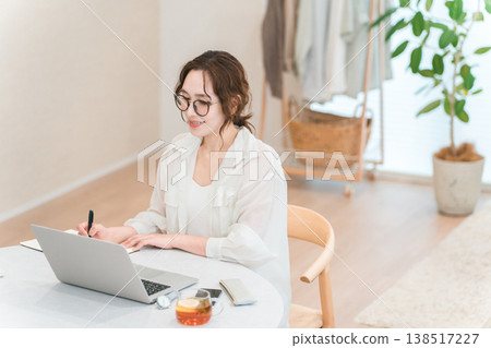 在家工作的女企業家和職業媽媽(自由工作者)。 在家工作的女企業家和職業媽媽(自由工作者)。 138517227