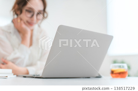 在家工作的女企業家和職業媽媽(自由工作者)。 在家工作的女企業家和職業媽媽(自由工作者)。 138517229