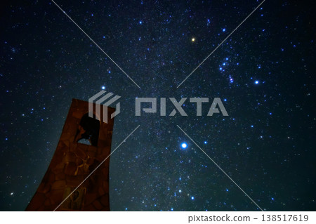 美之原高原上的「美麗之塔」和繁星點點的夜空。 美之原高原上的「美麗之塔」和繁星點點的夜空。 138517619