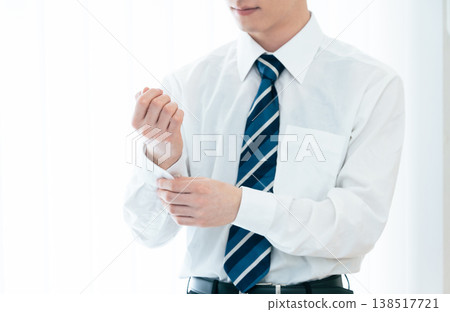 一位商人準備上班的手 138517721