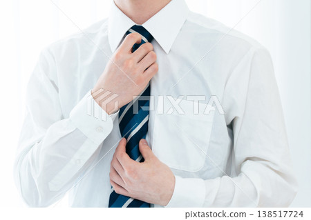 一位商人準備上班的手 138517724