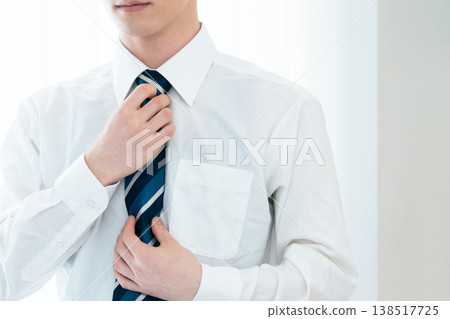 一位商人準備上班的手 138517725