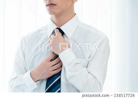一位商人準備上班的手 138517726