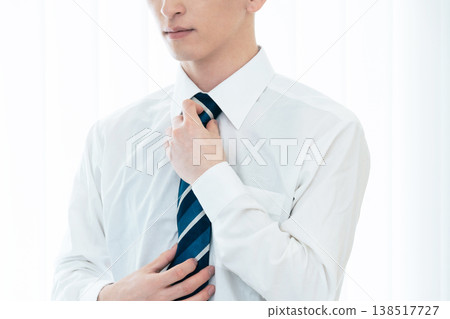 一位商人準備上班的手 138517727