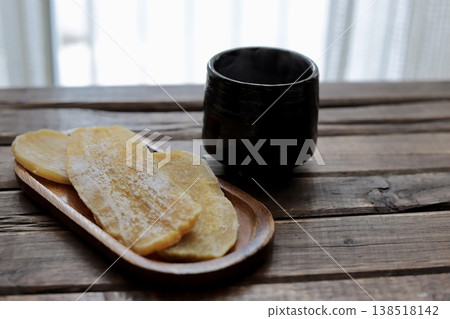 茨城縣產的地瓜乾和熱綠茶 茨城縣產的地瓜乾和熱綠茶 138518142